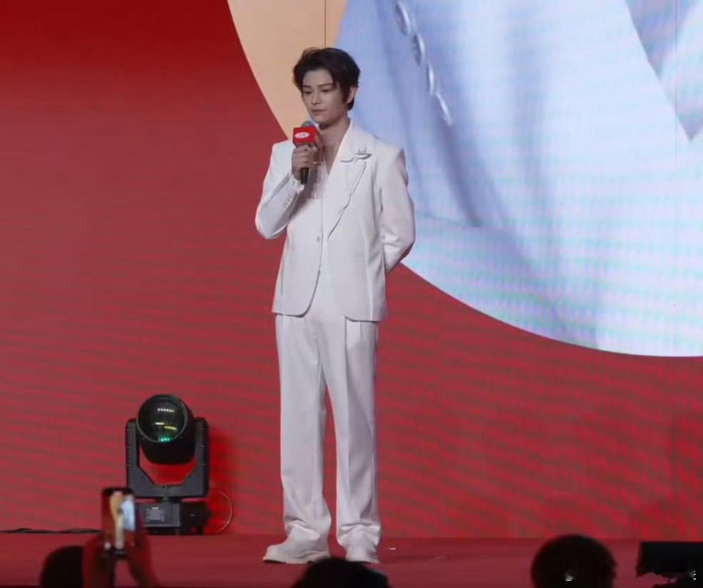 丁禹兮纯白西装高级感丁禹兮纯白西装造型太可！利落显高级，台上松弛有贵气，自带迷