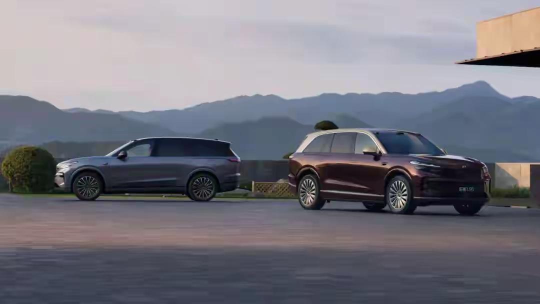 这次核心全在智驾，车顶加了瞭望塔式激光雷达，200米探测+360°无死角，搭配7