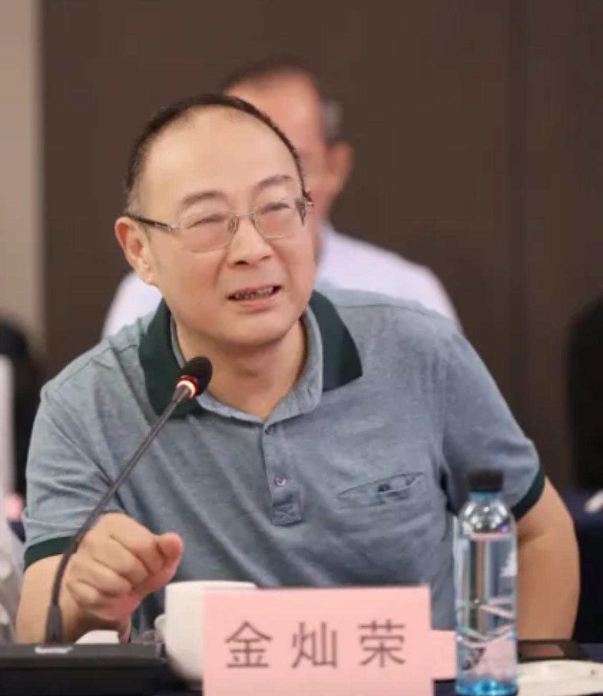 金灿荣教授卸下防备，说了点心里话。我国有1.6亿农村60岁以上老人，每月养老金