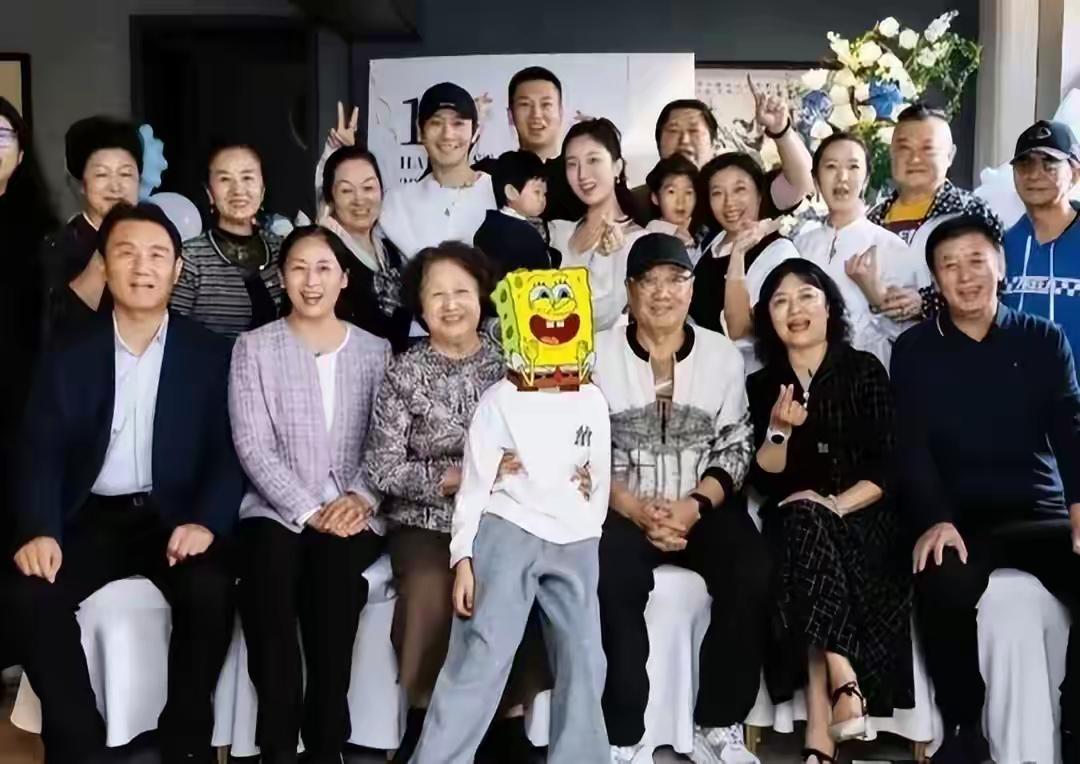 叶珂承认已和黄晓明分手，而且是在她孕晚期分的。黄晓明妈妈只管杨颖儿子。现在她