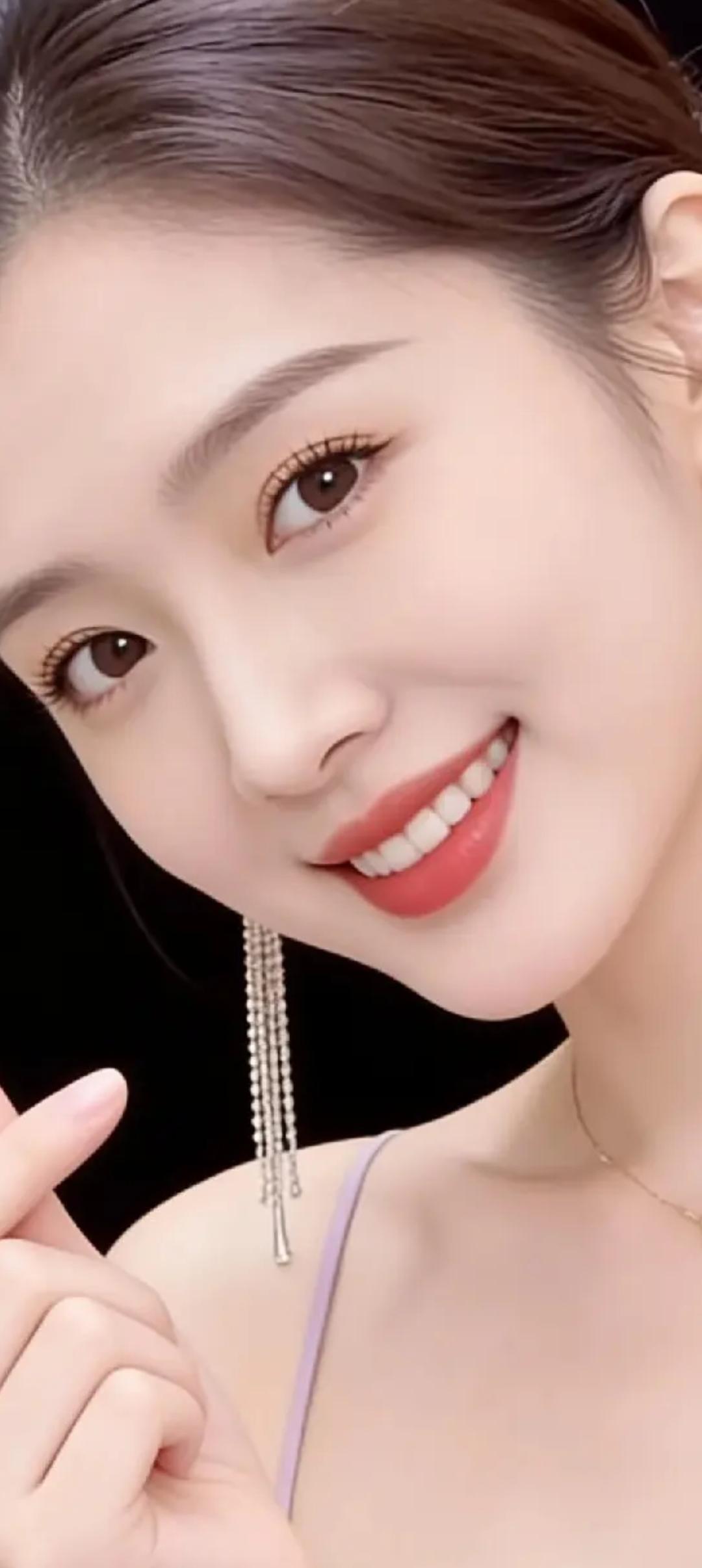甜美微笑，优雅耳环，完美妆容，魅力无限！😊✨