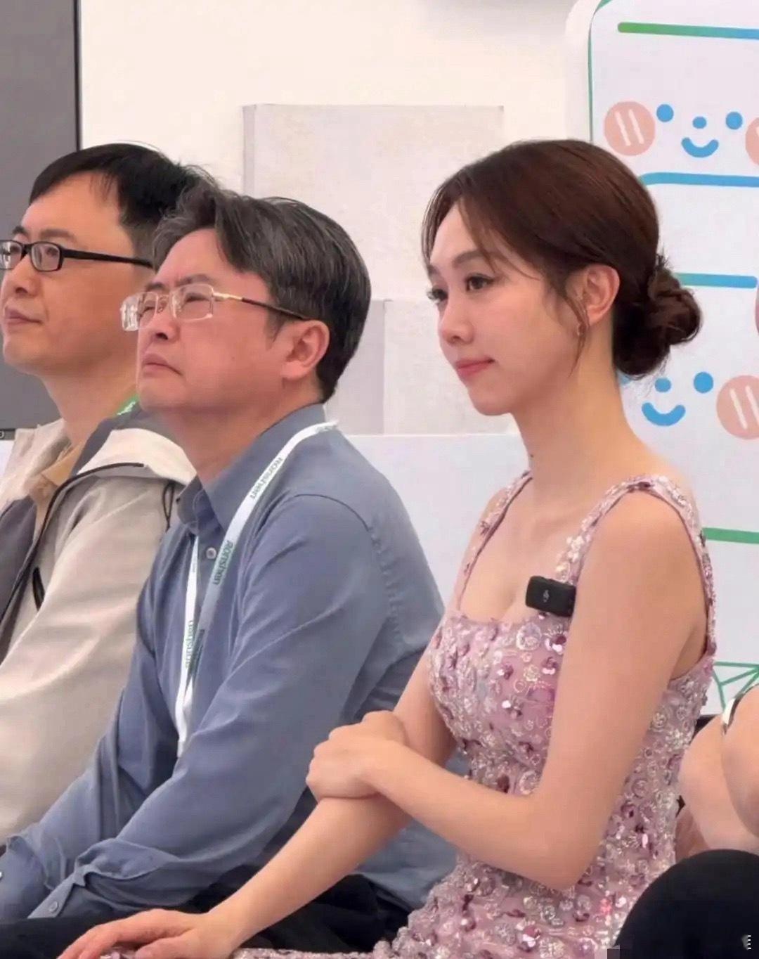 女明星穿的高跟鞋也太高了，感觉只有脚尖着地，看的都累！