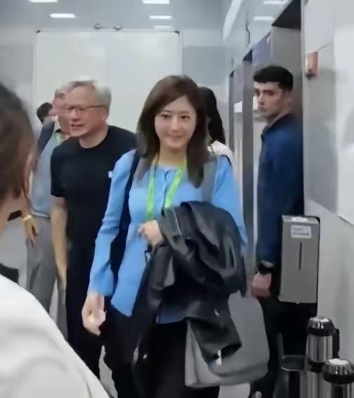 黄仁勋身边的女助理最近火了。她三十出头，颜值不算娱乐圈那种明艳挂，却有独特气场。
