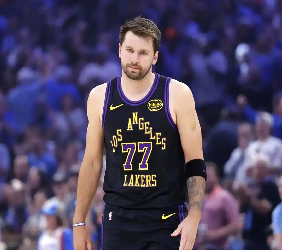 湖人出大事了！雷迪克亲口确认，东契奇和里夫斯双双重伤，常规赛直接报销。据主帅