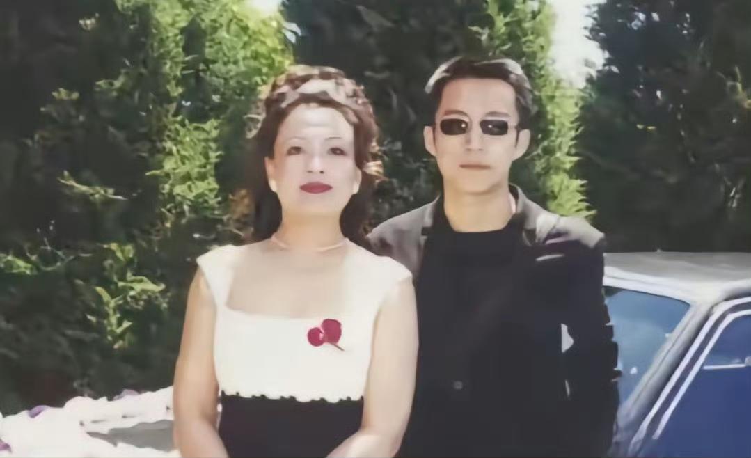 这张老照片定格了张兰与汪大爷的青春岁月，两人的合影中透着往日的温情。而令人惊叹的