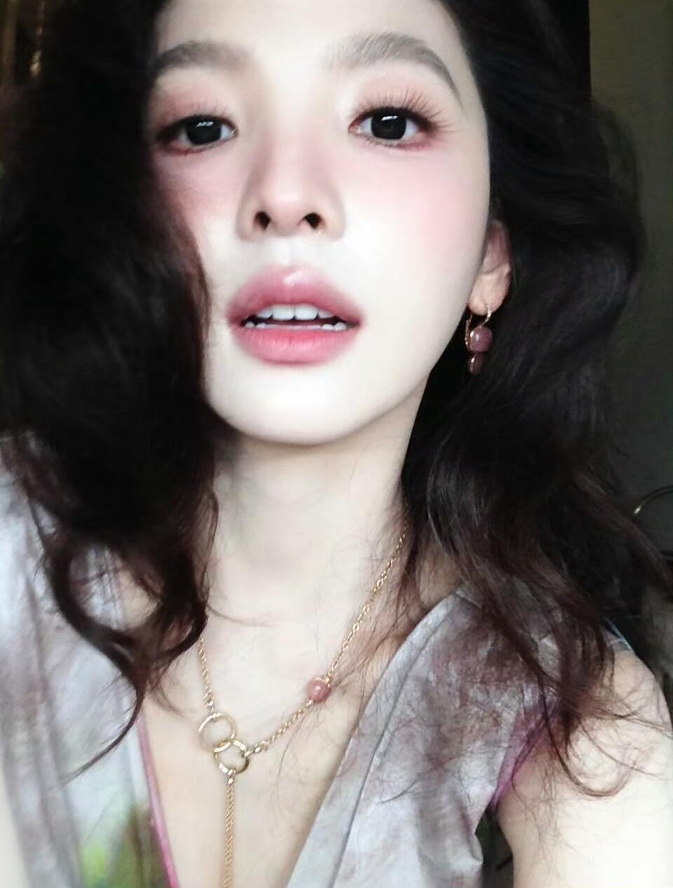 完全是莫奈油画里的公主👑章若楠