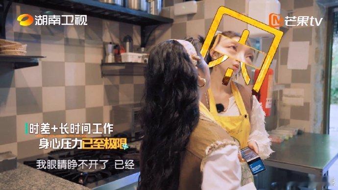 姜妍姜妍沈月累到灵魂出窍中餐厅花园餐厅的“铁人组合”：姜妍切菜手速拉满，