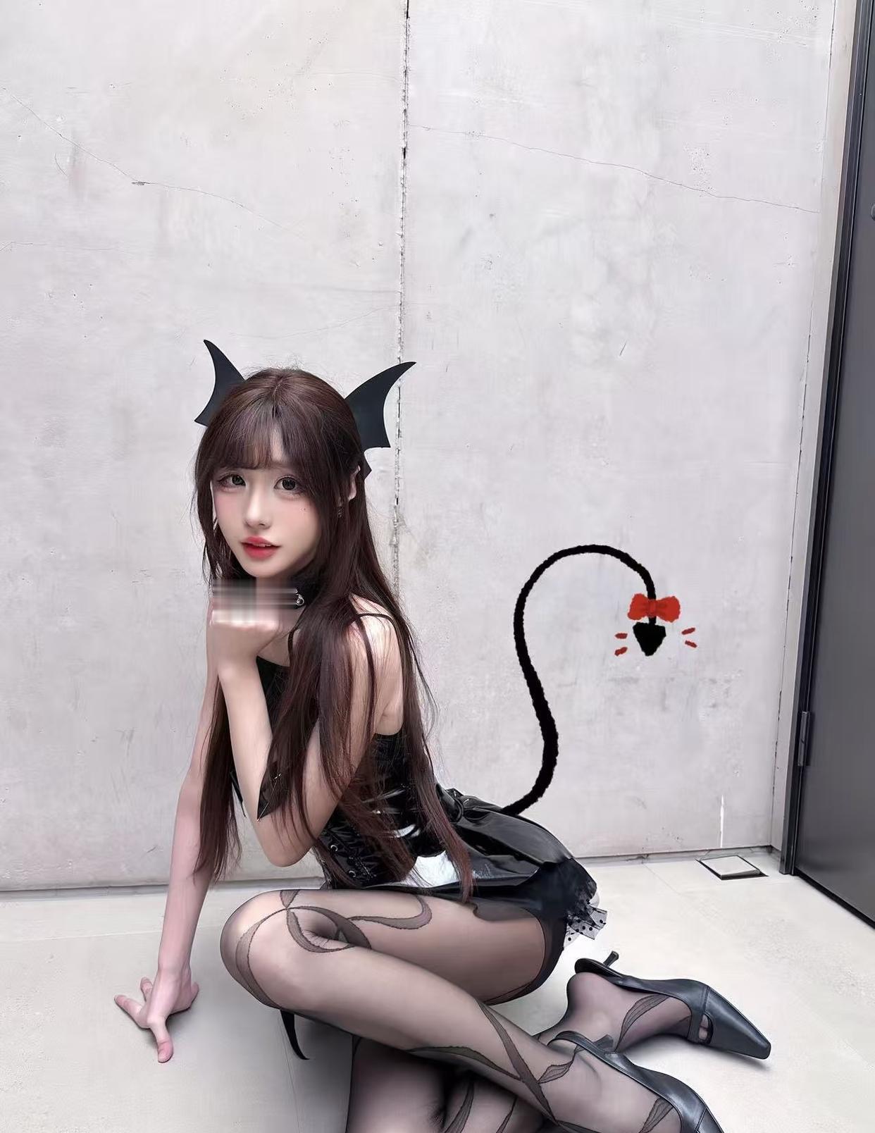 分享一套我超爱的甜酷暗黑穿搭。