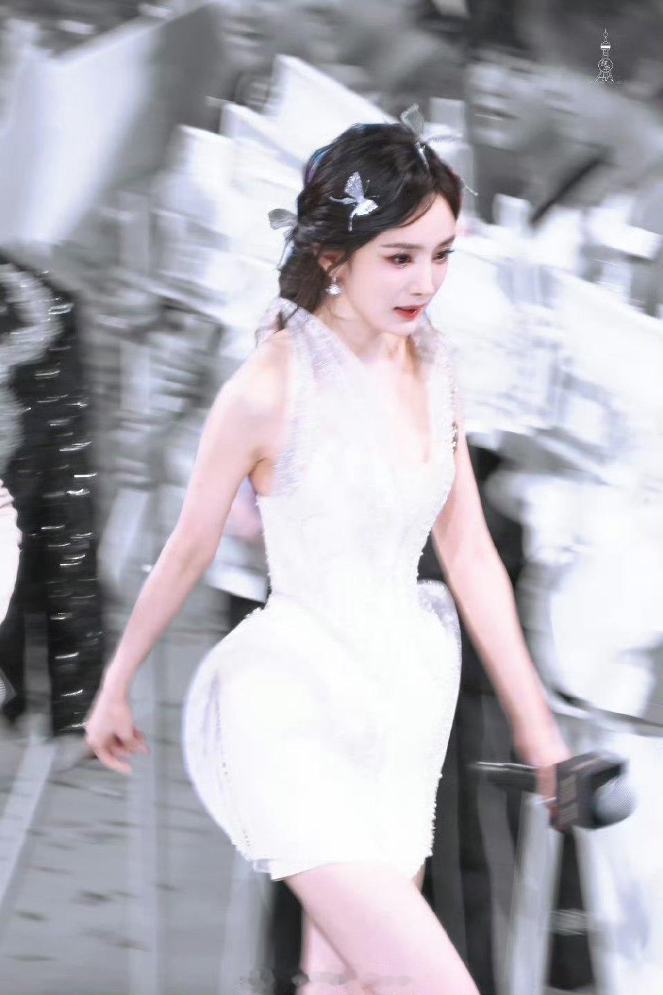 杨幂王者荣耀活动现场🈶，美得仿佛看见夕瑶啦比vogue红毯造型好的太多了白