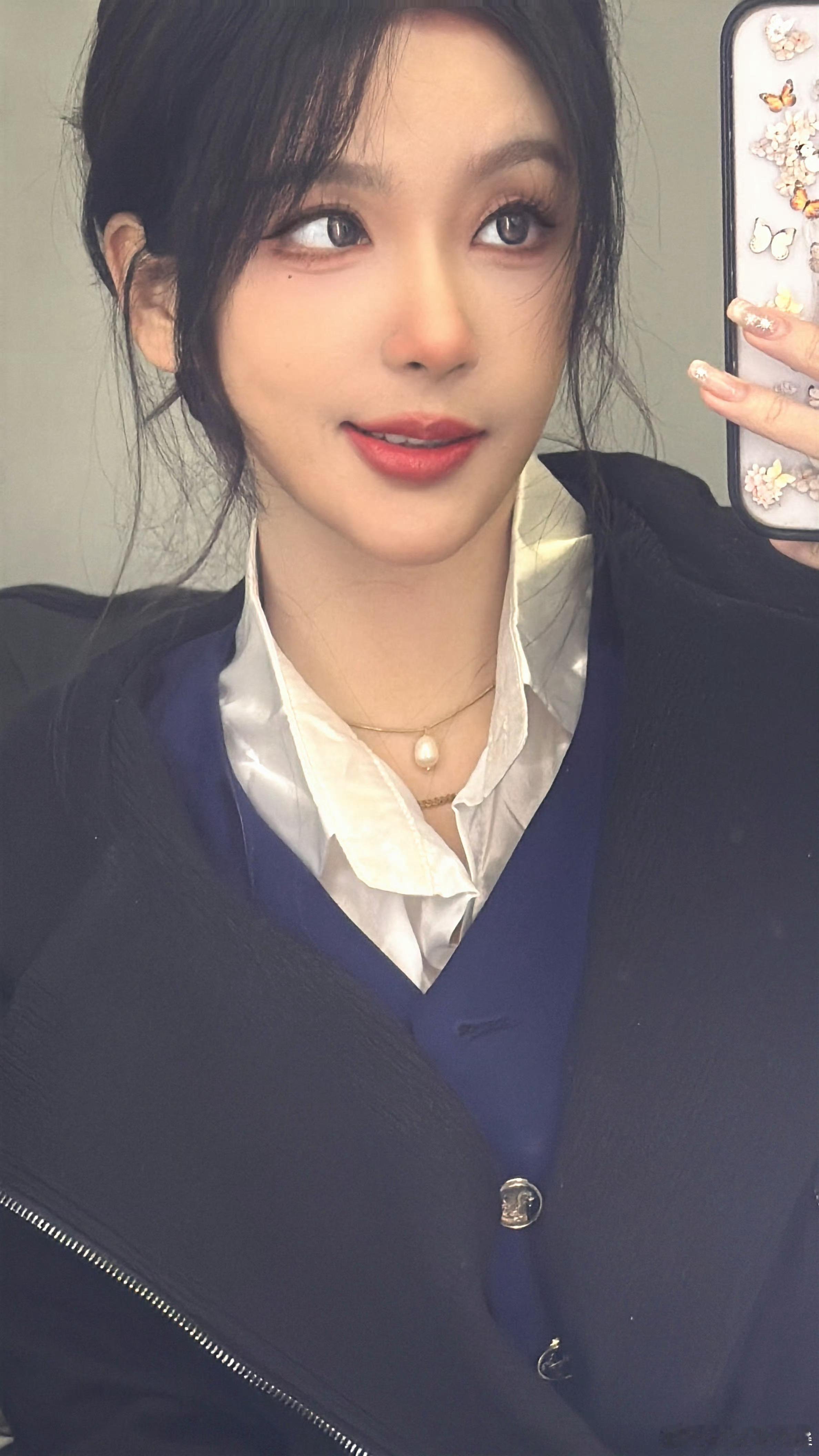 剩下的给兄弟们发出来，LPL女解说rita晒照并配文：1234.存货1/3r