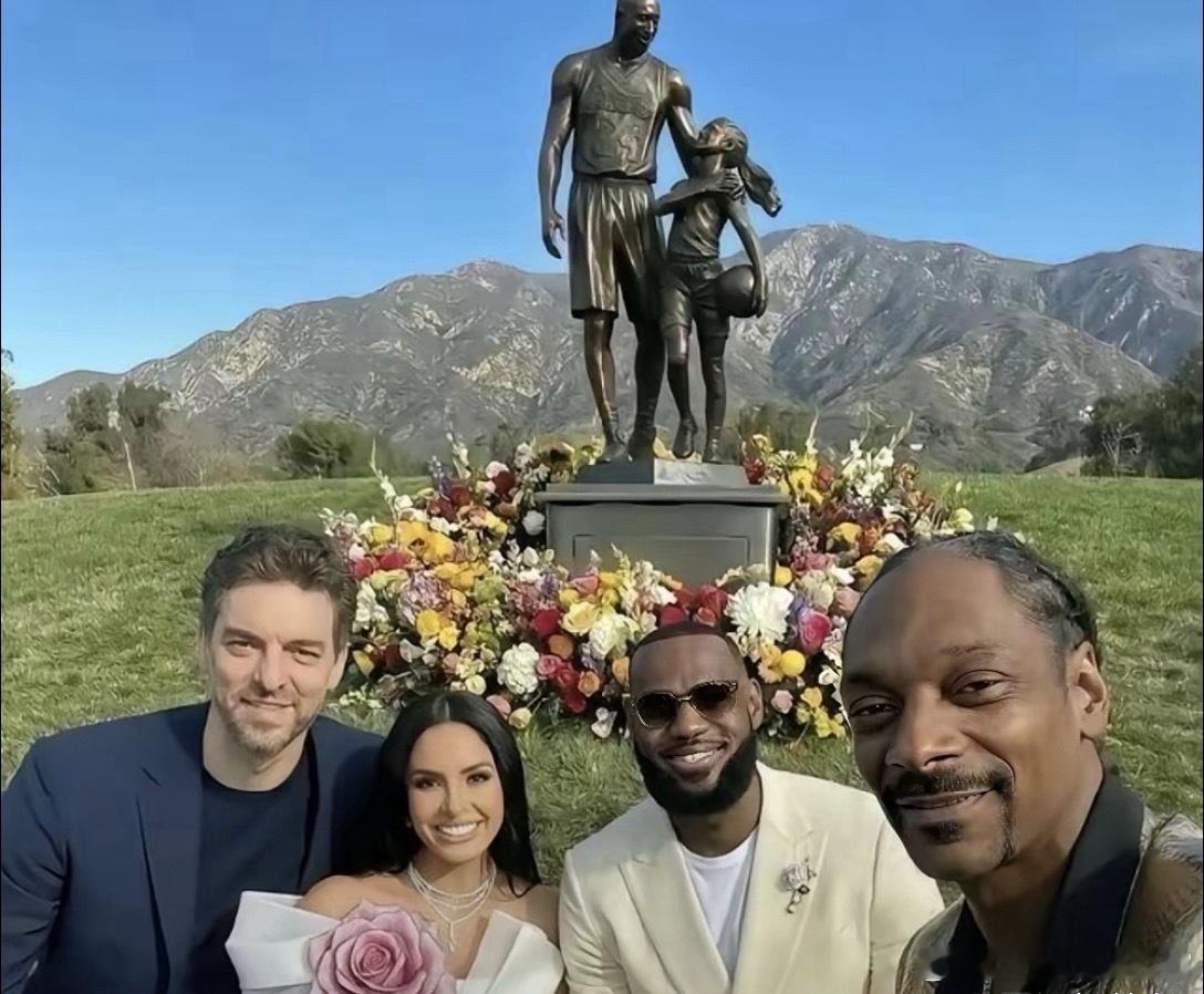 瓦妮莎在科比雕塑旁。