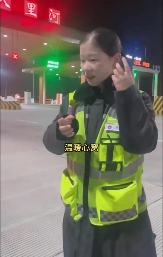 安徽八里河收费站这事儿看得心里挺五味杂陈的有个跑车的兄弟开