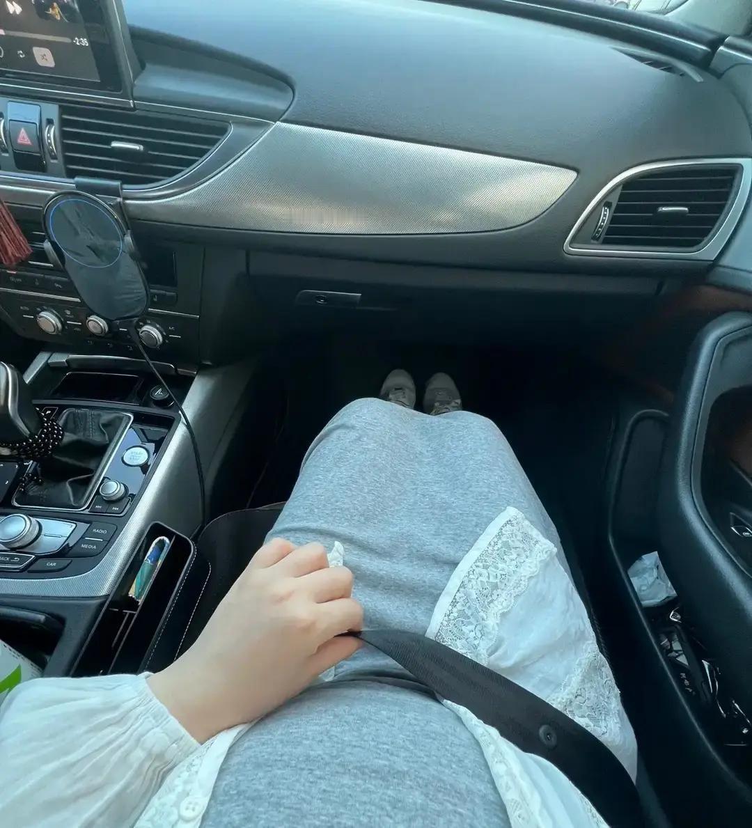 孕妇去喝满月酒，进门就被亲戚拉到角落：肚子里那个得给娃买路钱，两个红包，不然冲喜