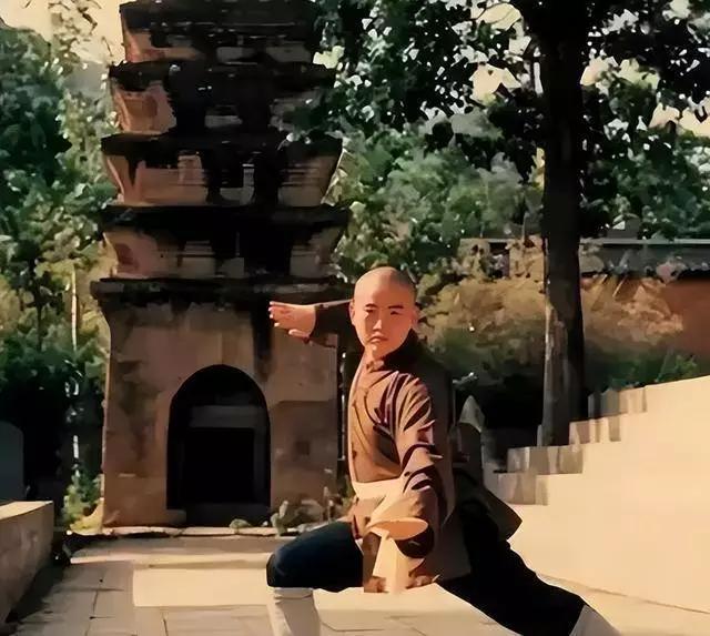 释永信本可以逃到国外，却被身边人算计，释永信一直是备受争议的人物，所谓“树大招风