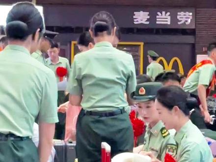 三军仪仗队女兵集体退役，身高1.78米，身姿挺拔，一身傲骨