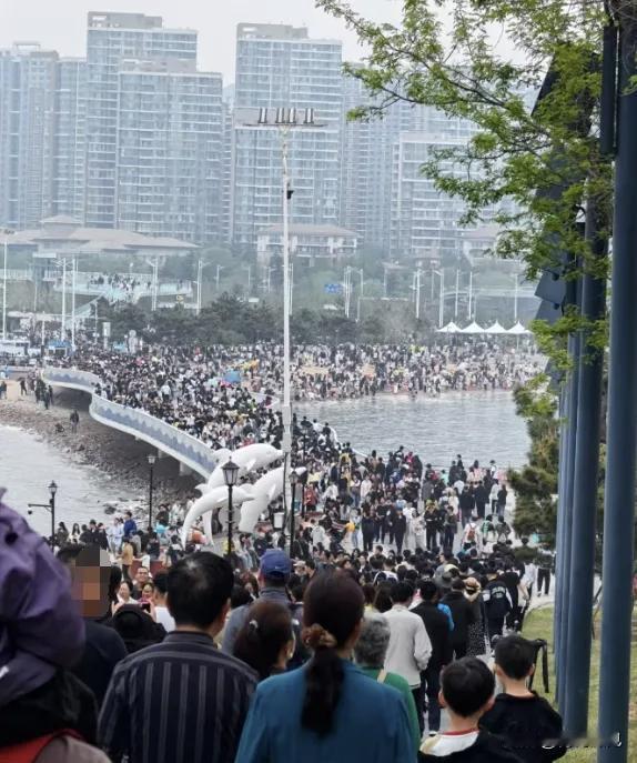 我嘞个去，青岛到底来了多少人？一眼望不到边，全是人头！五一小长假，青岛的前海