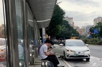 今天周末上街游玩意外发现一个中国特色。在公交站台等公交车时，由于公交车间隔时