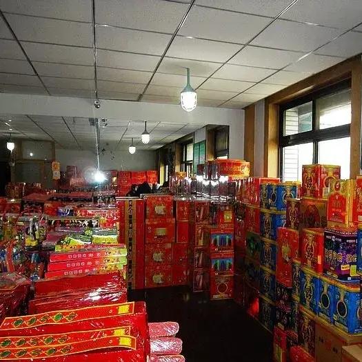 现在烟花，不是烟花，是炸药今年春节好多人不放鞭炮烟花，感觉挺安静的不过还是有不