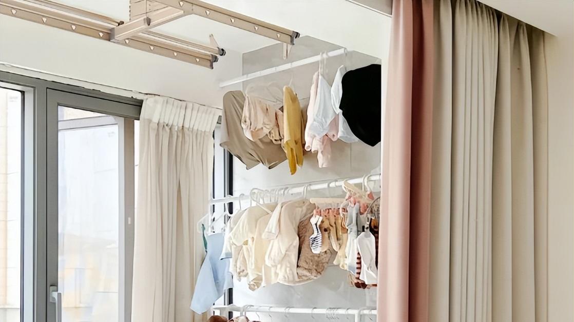 “阳台不晾衣服”,晾在哪呢?看邻居的做法,打开新世界大门了