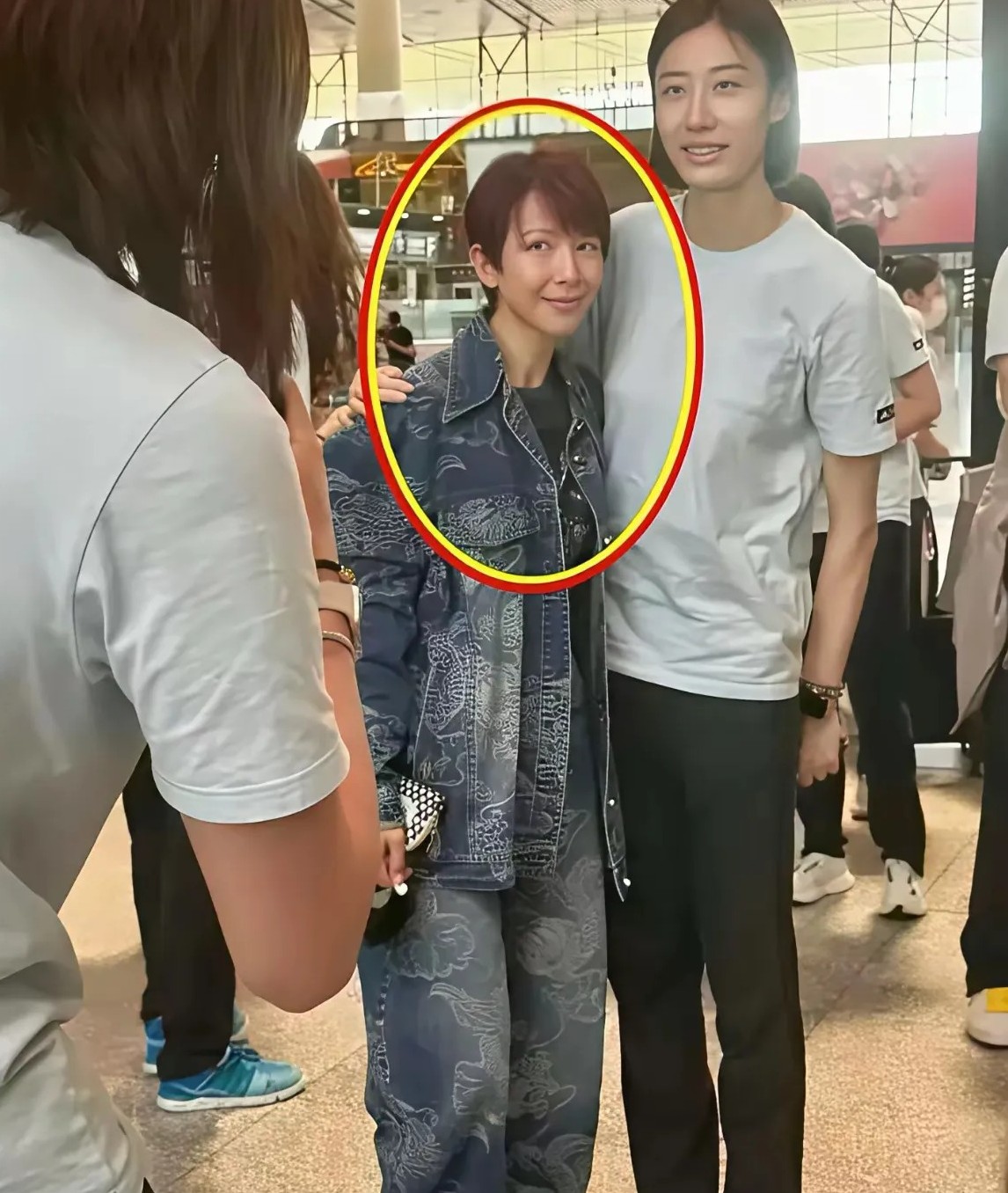 这个女人是谁呀？感觉有点眼熟，有点像一个香港的明星，但一时又想不起来。