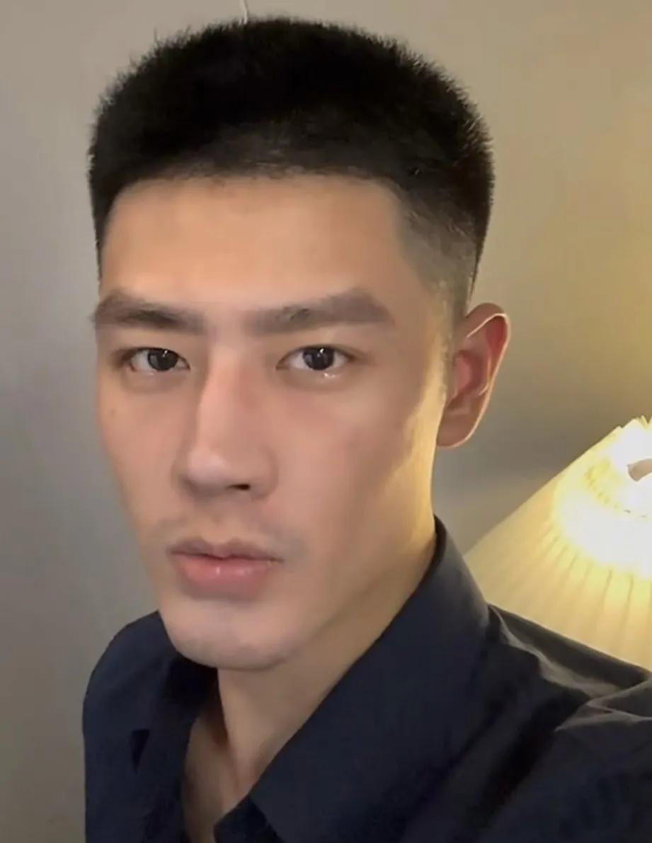脸型毁了五官，那么完美的五官被这脸型给毁了，五官中单独拎出每一官都是已经是天花板