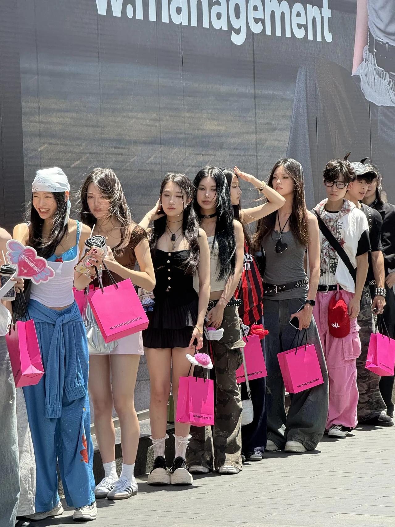排队应聘服装店店员？长这么漂亮这么帅气，为啥抢着去卖衣服呢，是因为工资高吗？据说