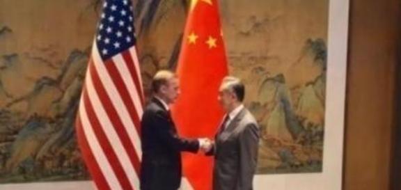 有记者曾经采访一位新加坡华人，询问到“如果中美开战，你会支持谁”，这位新加坡