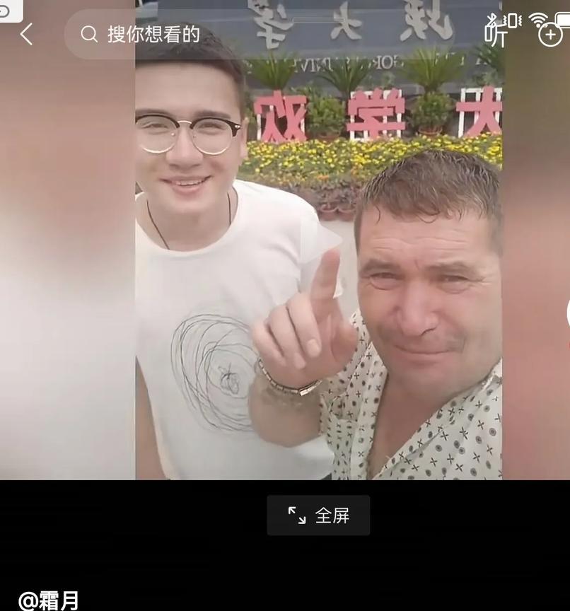 一个一点俄语不会的俄罗斯族的大叔送儿子上三峡大学，结果他的儿子开心的说：“以后要
