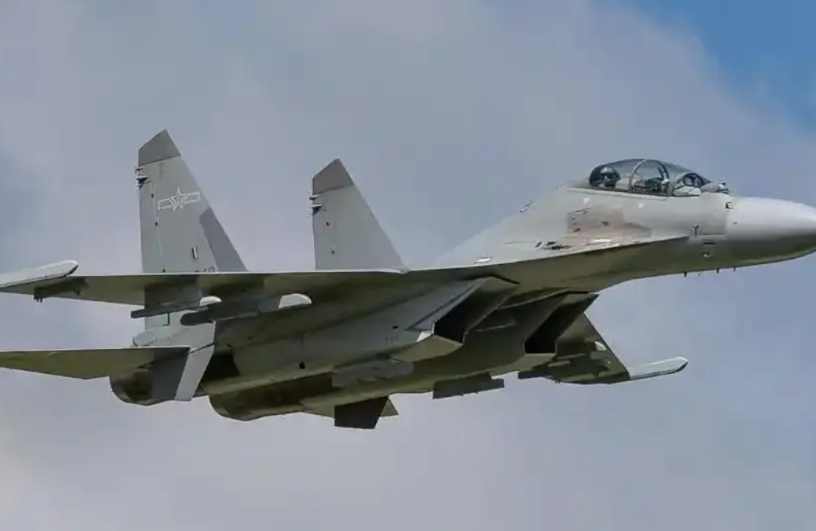 伊朗空军覆灭后，歼16意外登顶外网热搜：中国造武器在全球又火了家人们谁懂啊