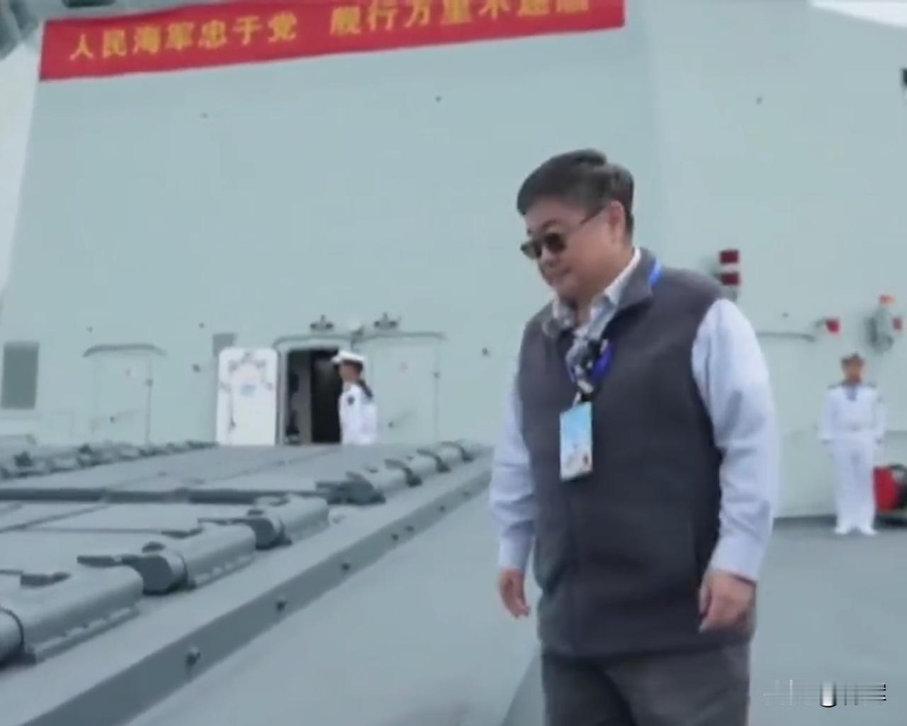 参观完解放军战舰刚回台就被威胁！小舰长回应:我不是无脊椎动物解放军海军节以及在