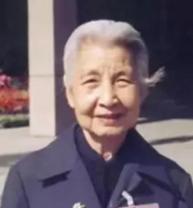 晚年的曾志回忆：那时我们年轻人敬重毛主席，却并不畏惧他。1964年，一位
