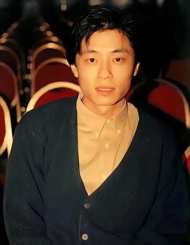 1981年，19岁的王杰要去服兵役，于是将怀孕的妻子托付给母亲照顾，谁料，王杰才