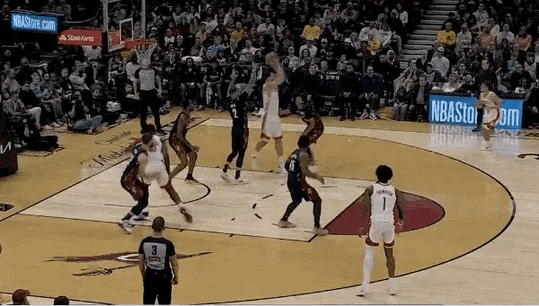 火箭神射手谢泼德总算支棱起来了！在今日火箭对阵东部豪强骑士队的第一节比赛中，谢泼