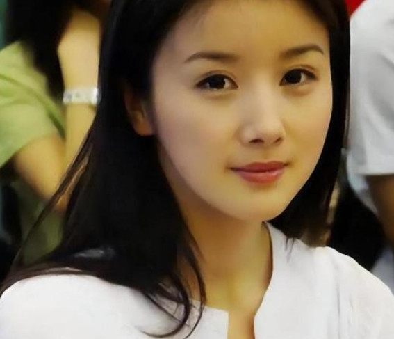 2010年，女星孙菲菲在拍摄血色恋情的一天夜里，被剧组的三个男人摁倒在地，一顿拳