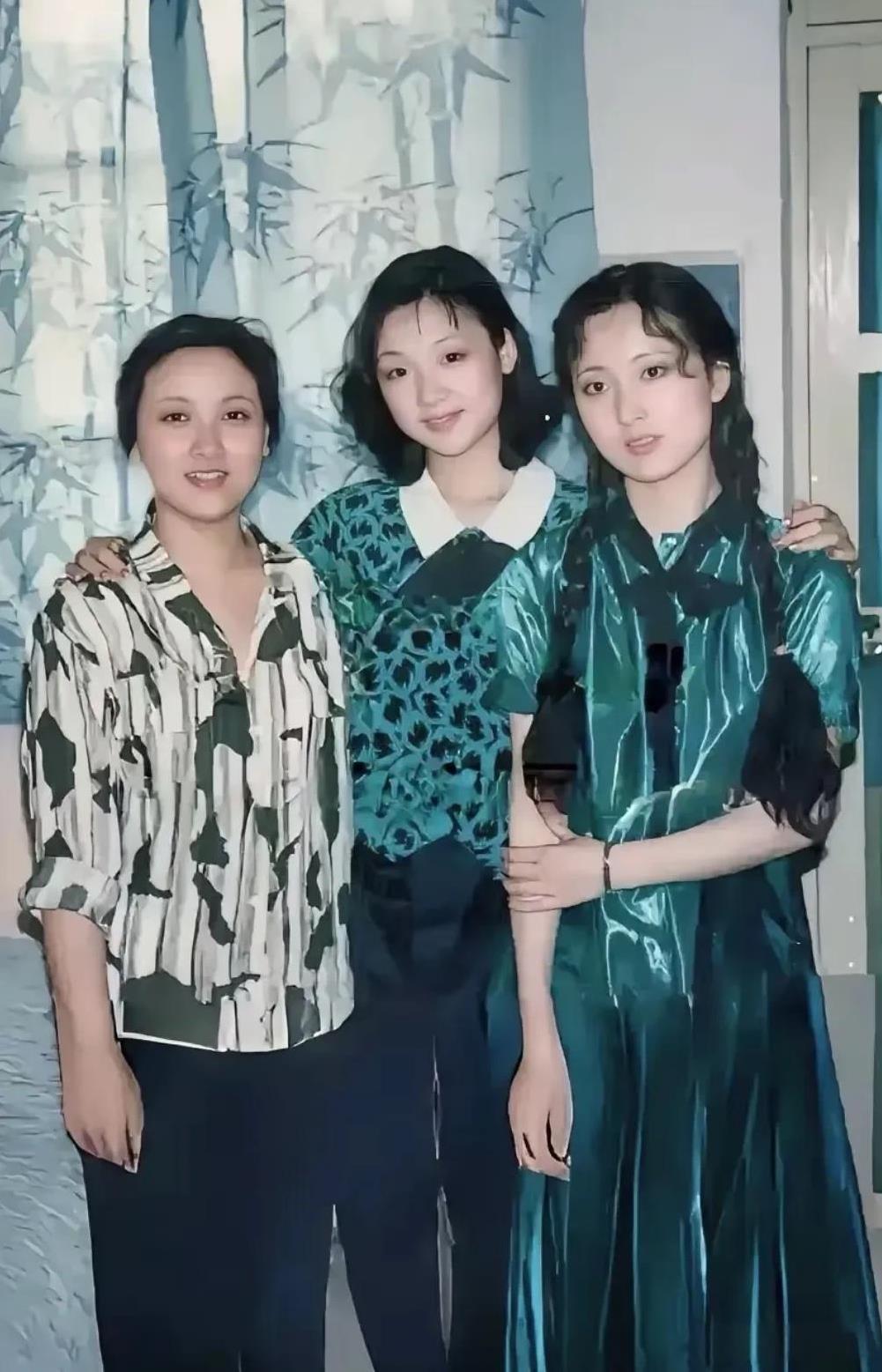 80年代《红楼梦》剧组三姐妹同框！那时因红楼结缘的她们，戏里角色鲜明，戏外
