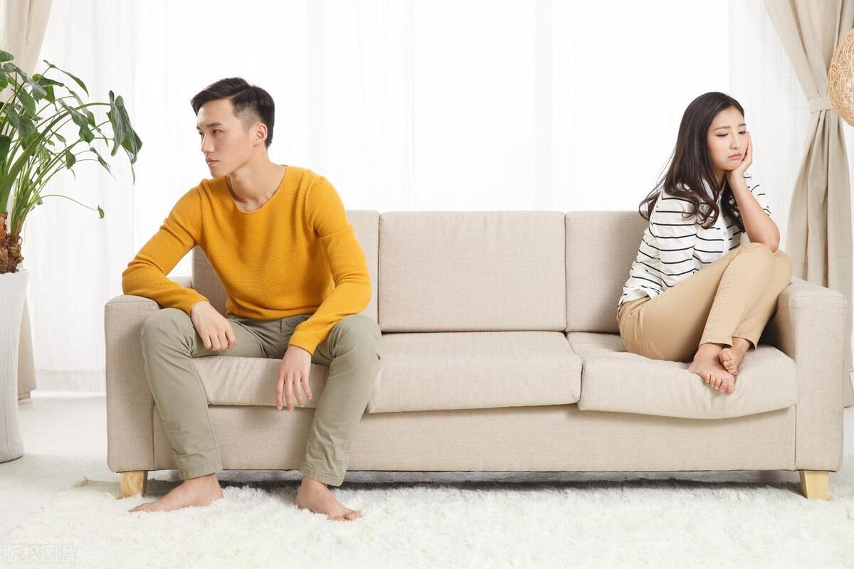男人出轨，老婆一上来就上纲上线提离婚，很多人会说她，不大度，不知道为孩子着想。可