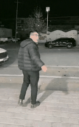 大哥酒局结束喊老婆接驾，上车方式笑翻全场大哥跟朋友聚餐喝得差不多，特意给媳