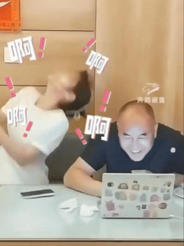 “上岸了！”内蒙古，爸爸陪女儿凌晨查分，女儿吓得不敢看，躲得远远的！直到爸爸喊出