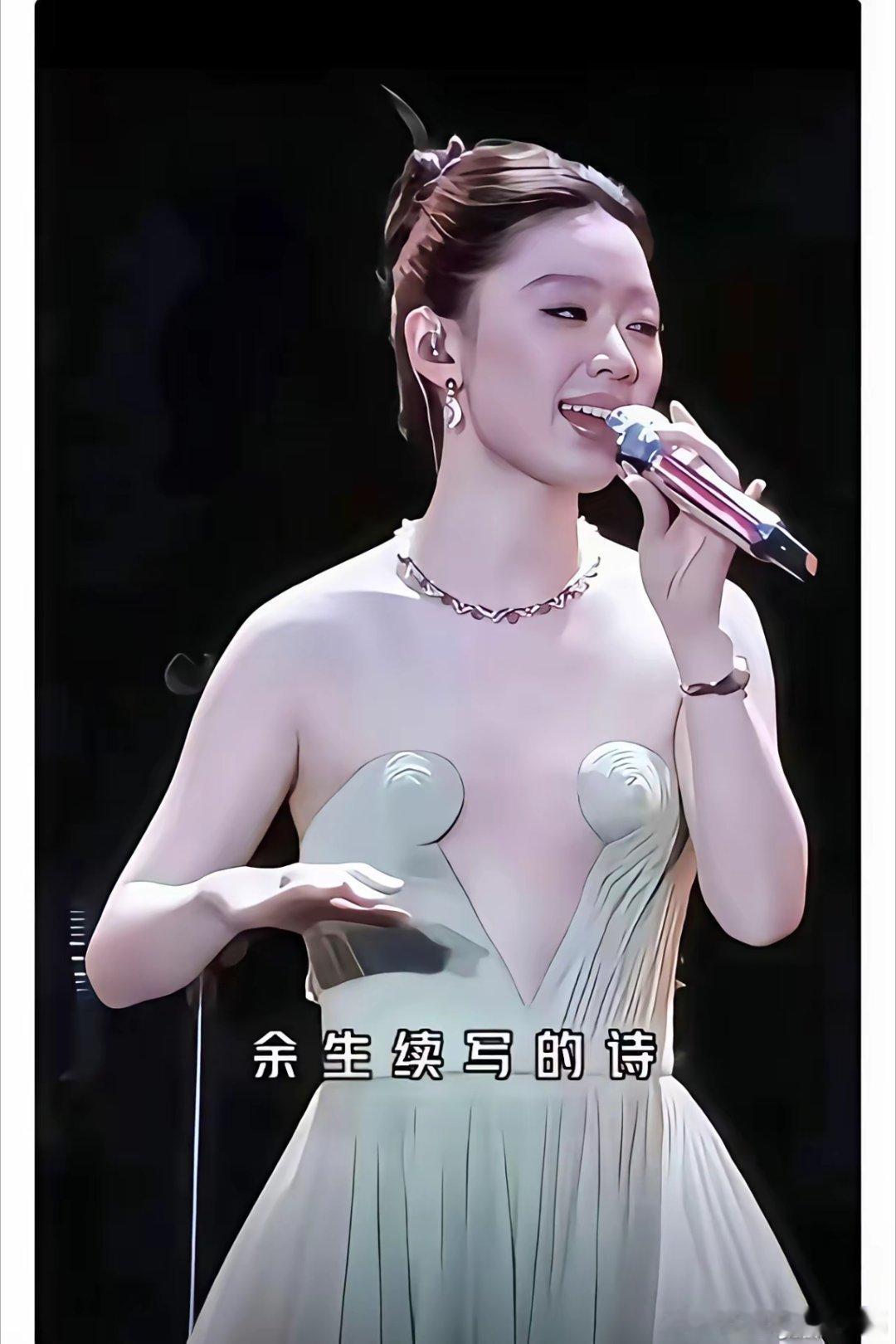 这衣服绝对是量身定做的。大一点会掉小一点扣不上。