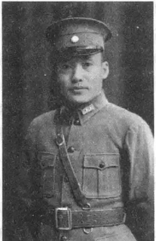 1937年，一名国民党中将跟随红军走完长征，谁知等到了延安，毛主席却对他挥了挥手