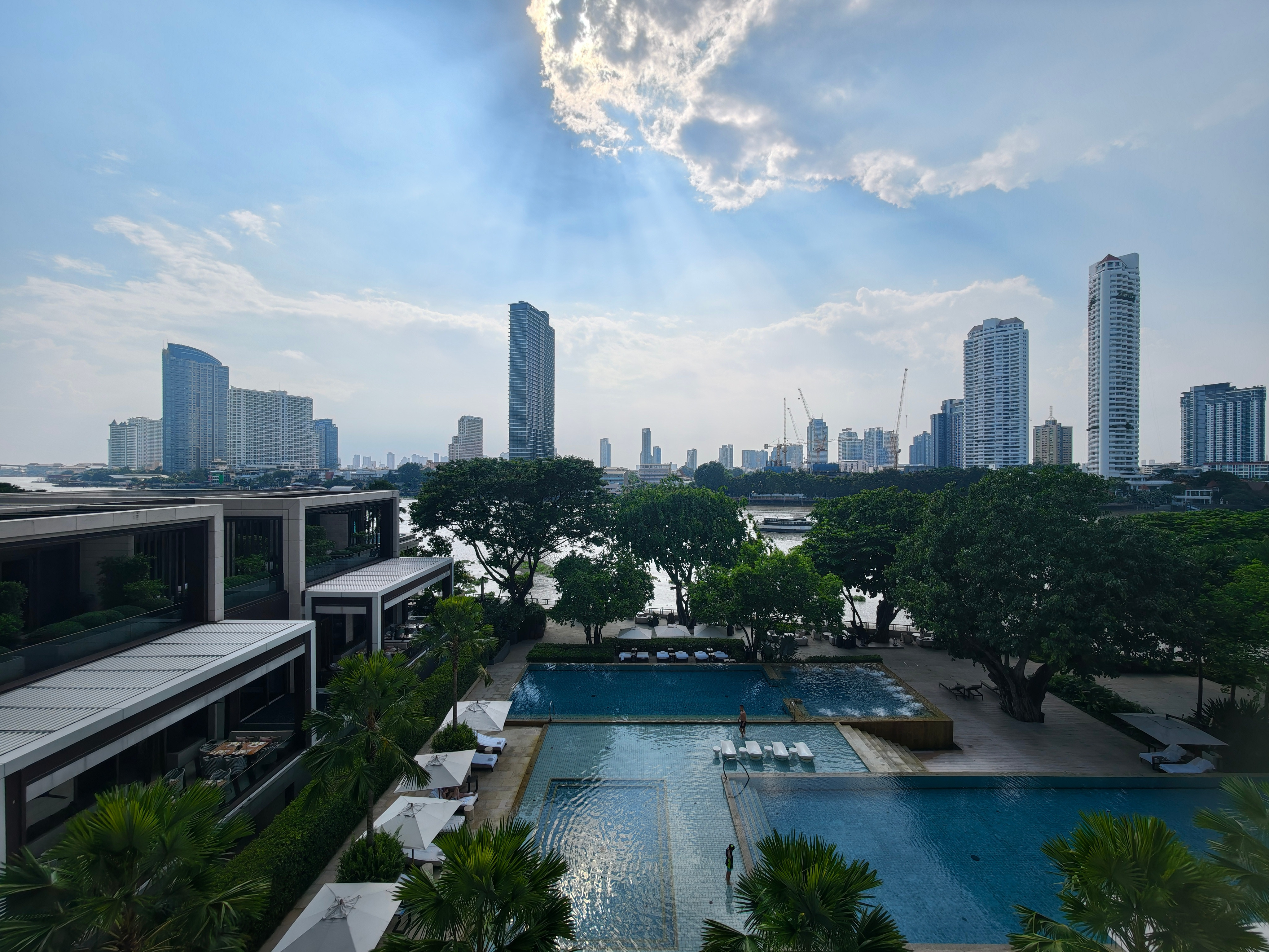 奢靡一把，住进了曼谷湄南河四季酒店。这几天我要狠狠湄南一下。毛巾上甚至绣了我的