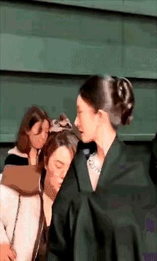 杨幂主动侧身带笑，姚安娜却径直走过，连眼神交流都没有，这一幕直接在微博之夜炸开了