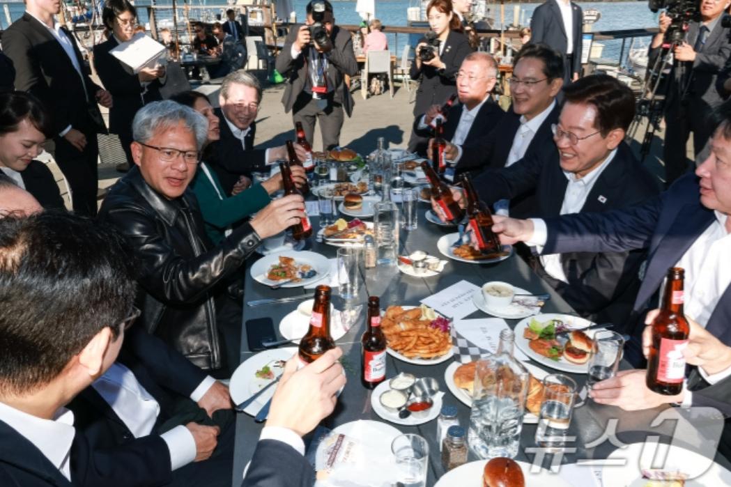 崔泰源跟着韩总统访美，一起聚餐时坐在李在明旁边，然而脸上并没有什么开心的心情，看