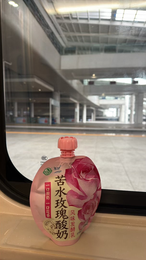 鹤峰这个地方第二次来，上一次是七八年前，和朋友自驾来，开了好久好久，屏山峡谷还没景区，找了个当地村民
