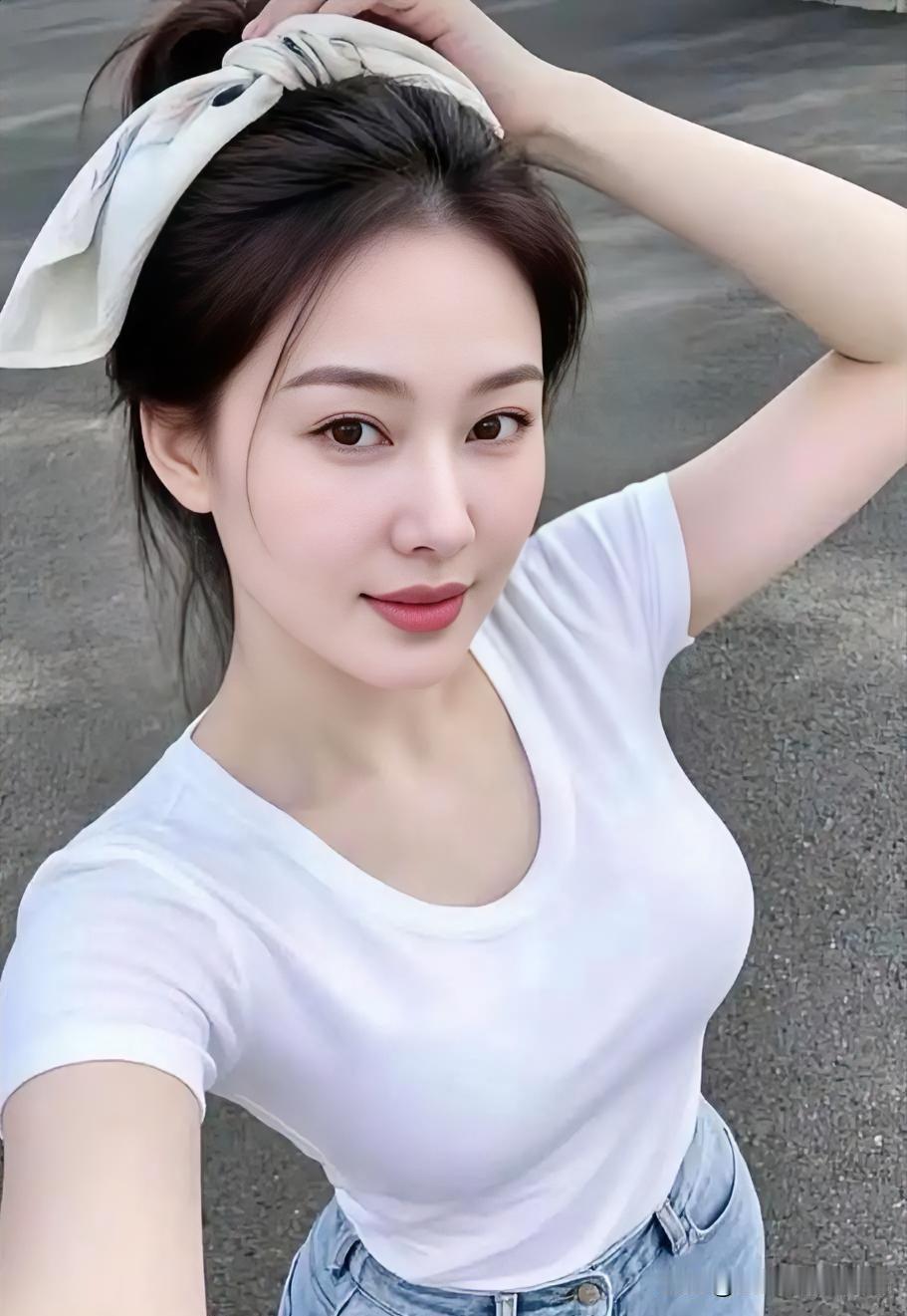 素白T恤配浅蓝牛仔，丝巾轻束青丝，眉眼温婉含笑，清新自然间尽显岁月静好的从容之美