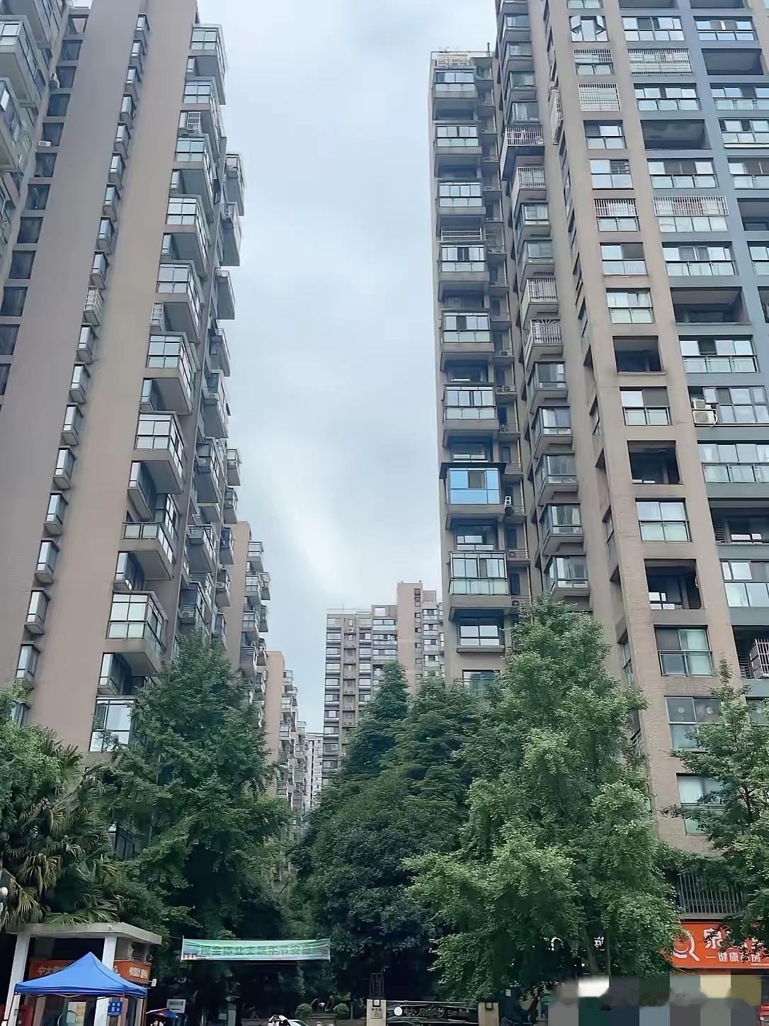 现在的人跟疯了似的，为了买房。一男子看中一套房子，挂牌价130万，八月的时候挂