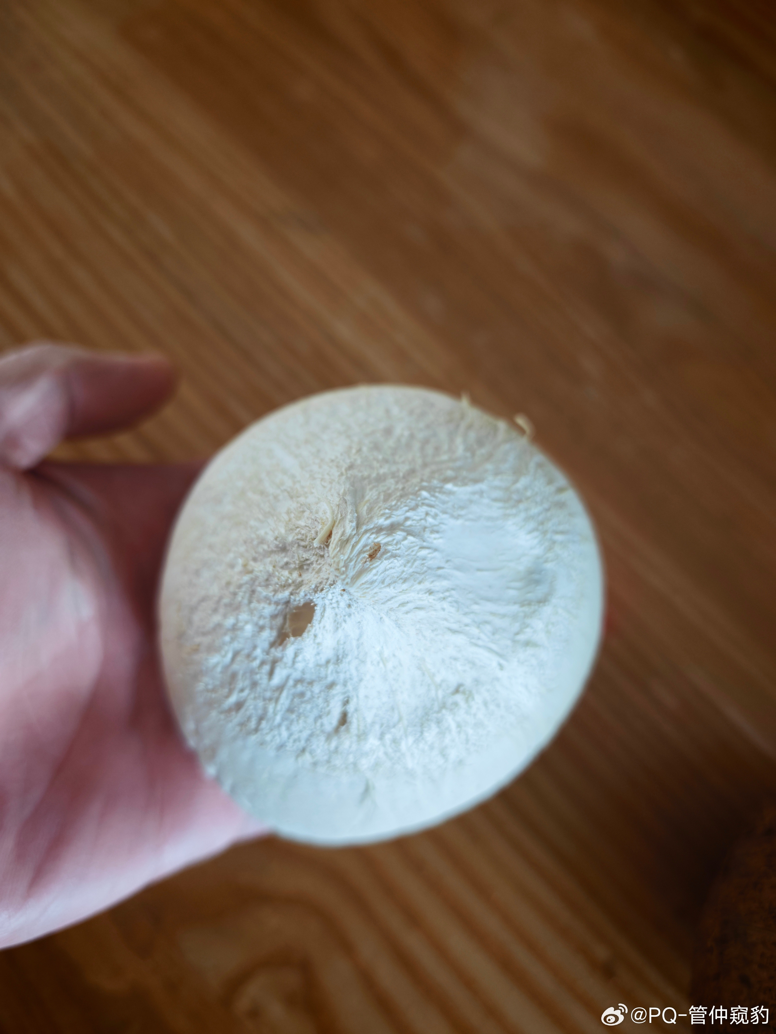 多款100%椰子水被曝兑水加糖我现在都是直接买鲜椰子喝嫩椰子，图1椰汁更清甜，椰