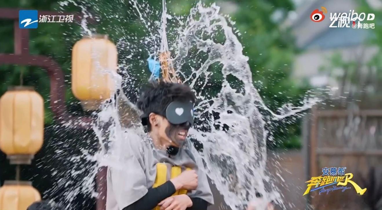 李昀锐玩游戏开场即结束奔跑吧怎么也没有想到大家都还没轮上报数呢，气球已经先被小林