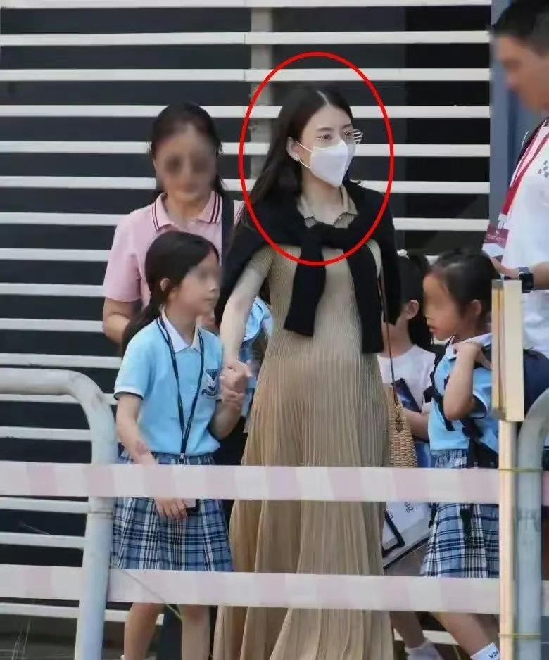 方媛挺孕肚送女儿上学，素颜颜值也没有那么惊艳了！
