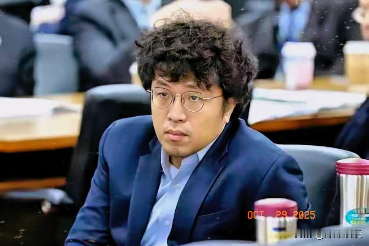 台独分子沈伯洋嘴硬背后：家族利益受损还装硬气，真当大家看不穿？最近“台独”